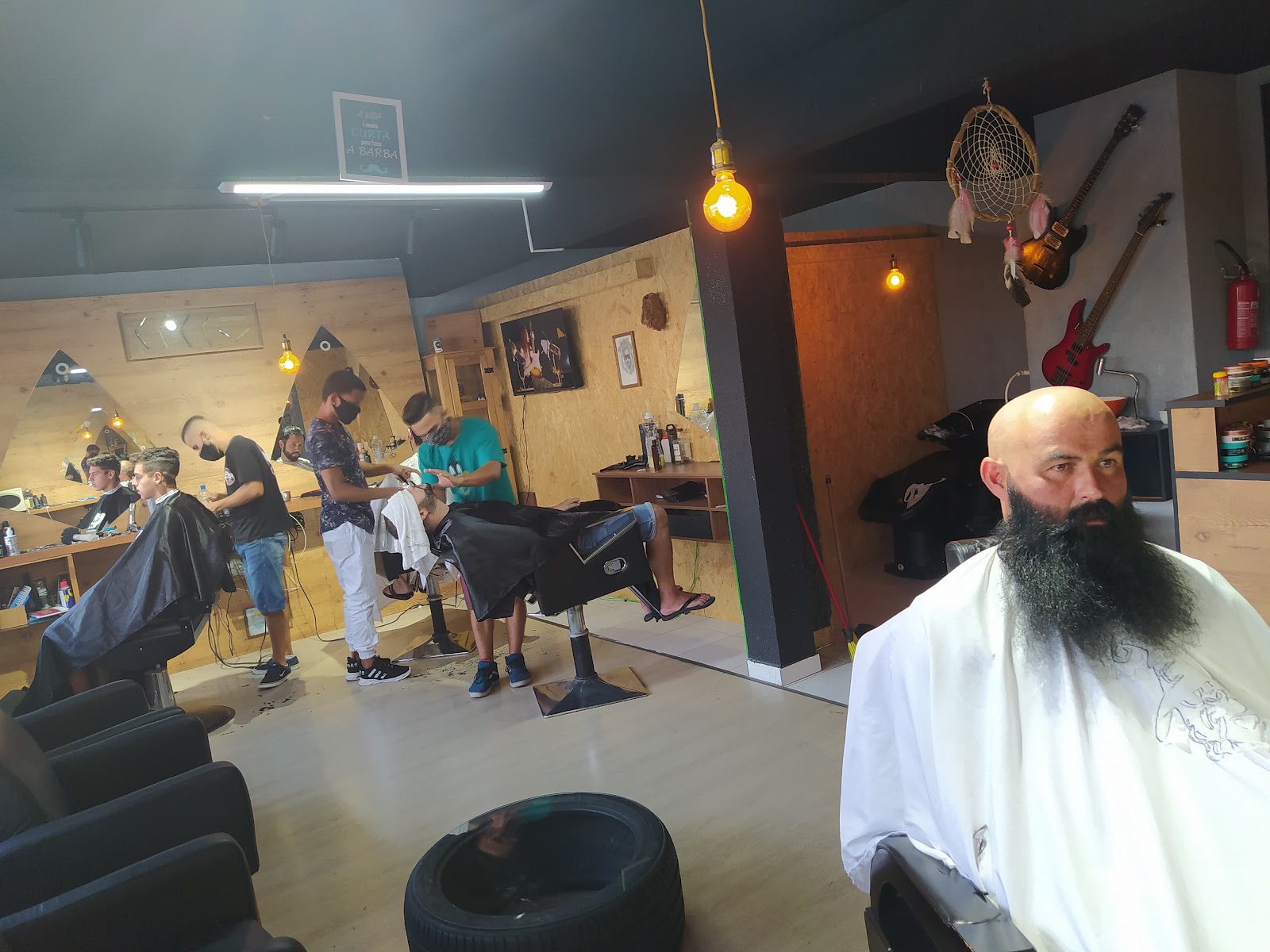 Cliente de barba longa esperando o atendimento na Barbearia Lucão