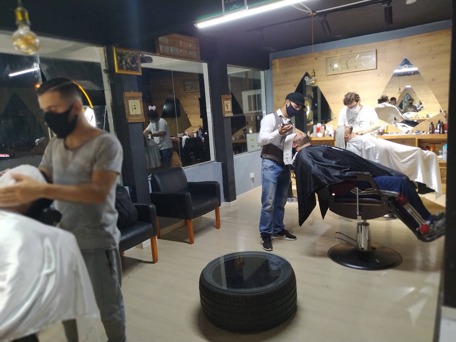 Barbeiros atendendo vários clientes ao mesmo tempo na Barbearia Lucão